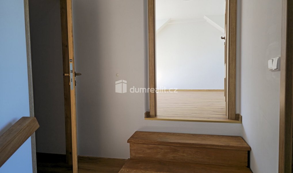 Pronájem bytu 3+kk 74 m², Straky – náhled fotky 5
