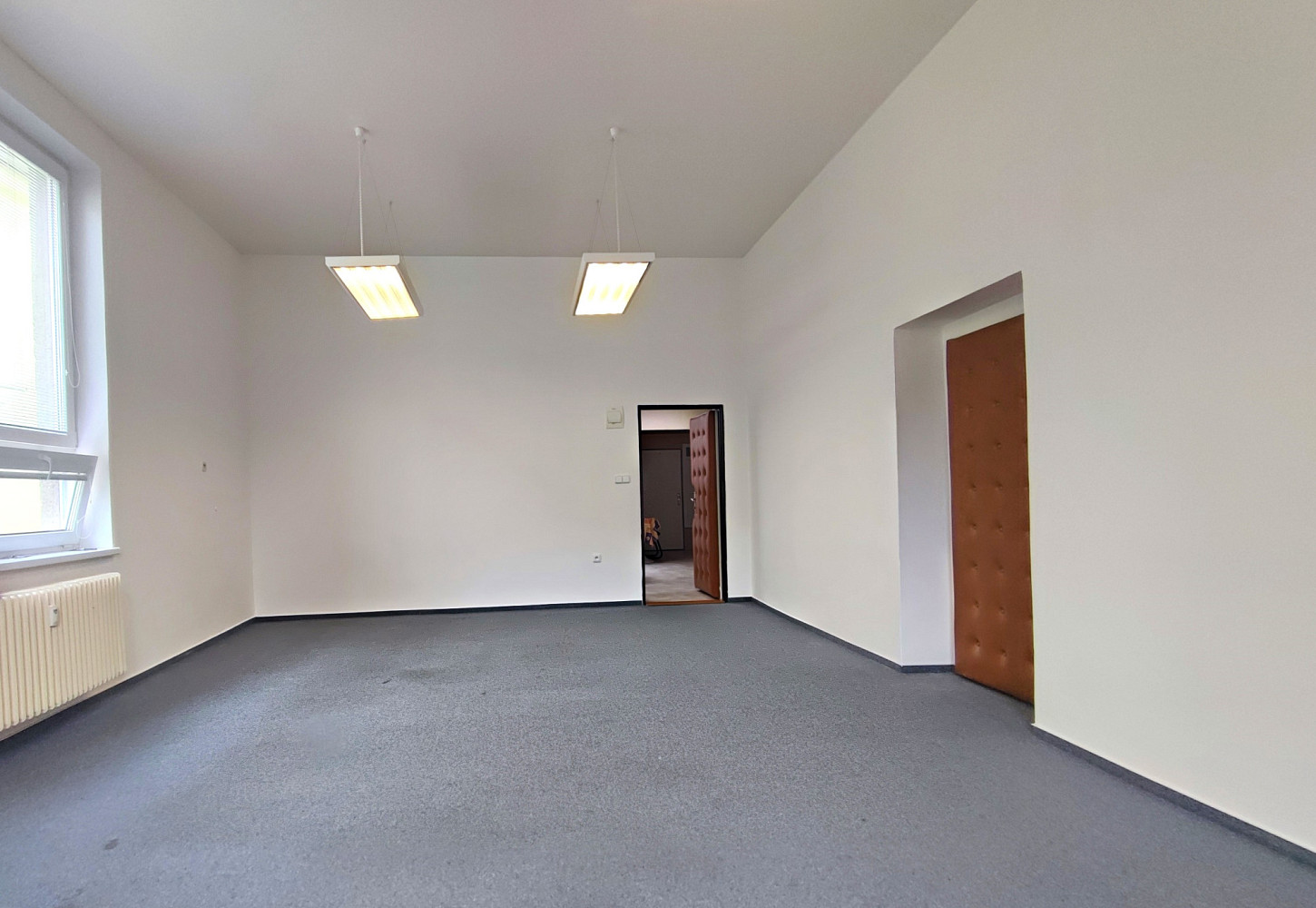 Pronájem kanceláře 36 m² — photo 2