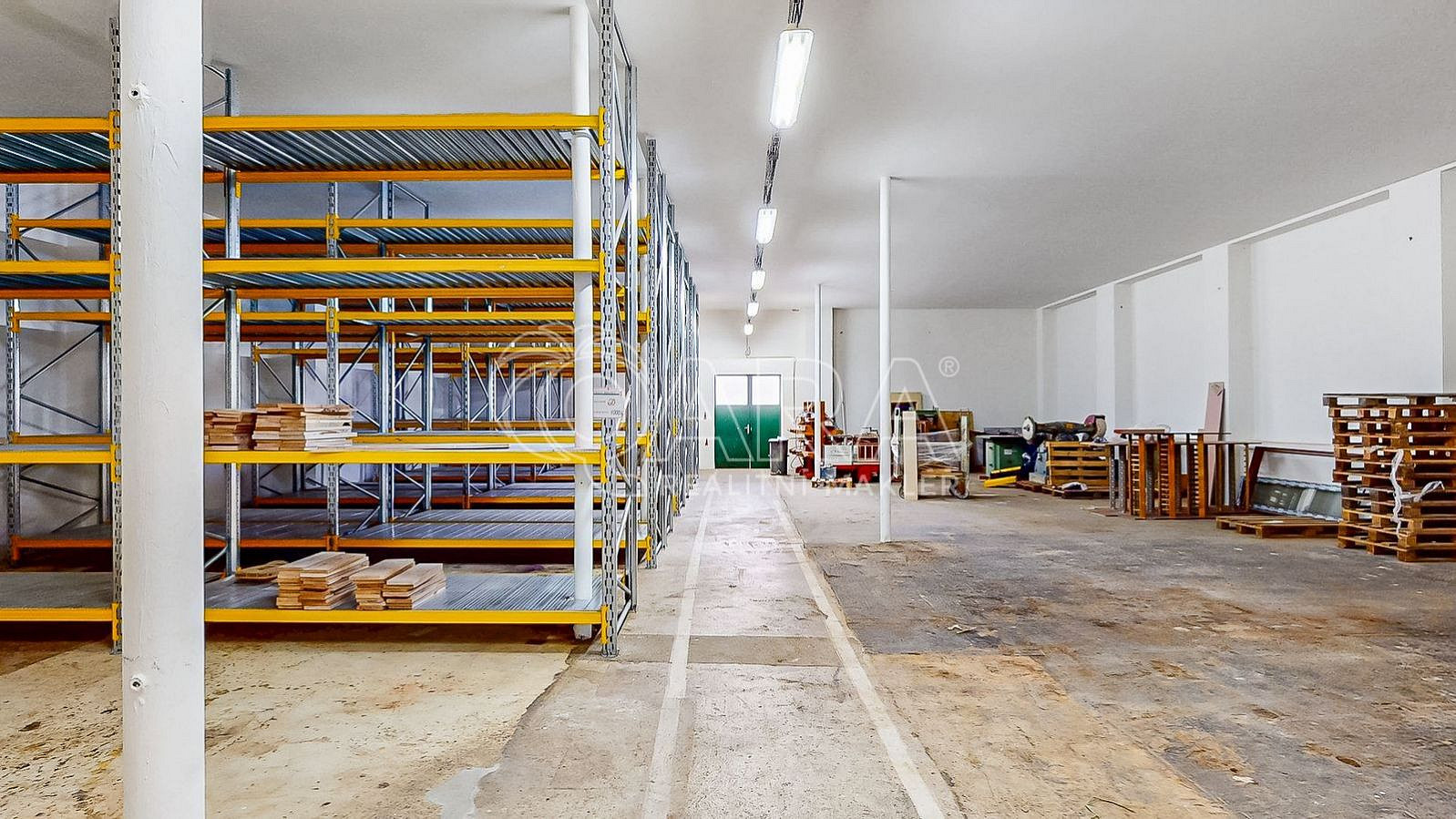 Prodej skladovacích prostor 1 300 m²