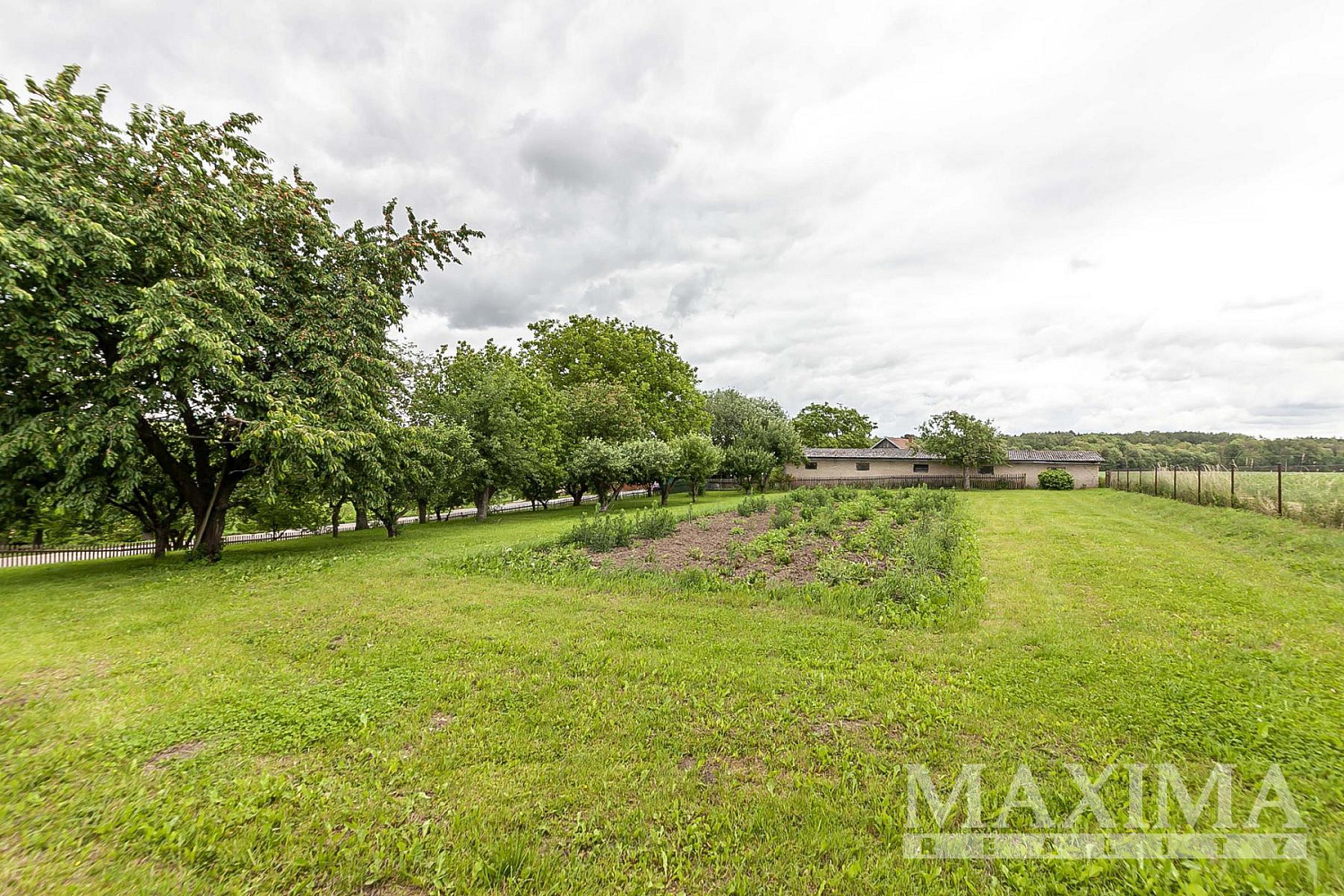 Prodej stavebního pozemku 1 372 m² – fotografie 3