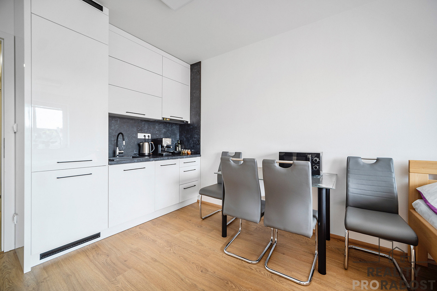 Pronájem bytu 1+kk 32 m² — photo 2