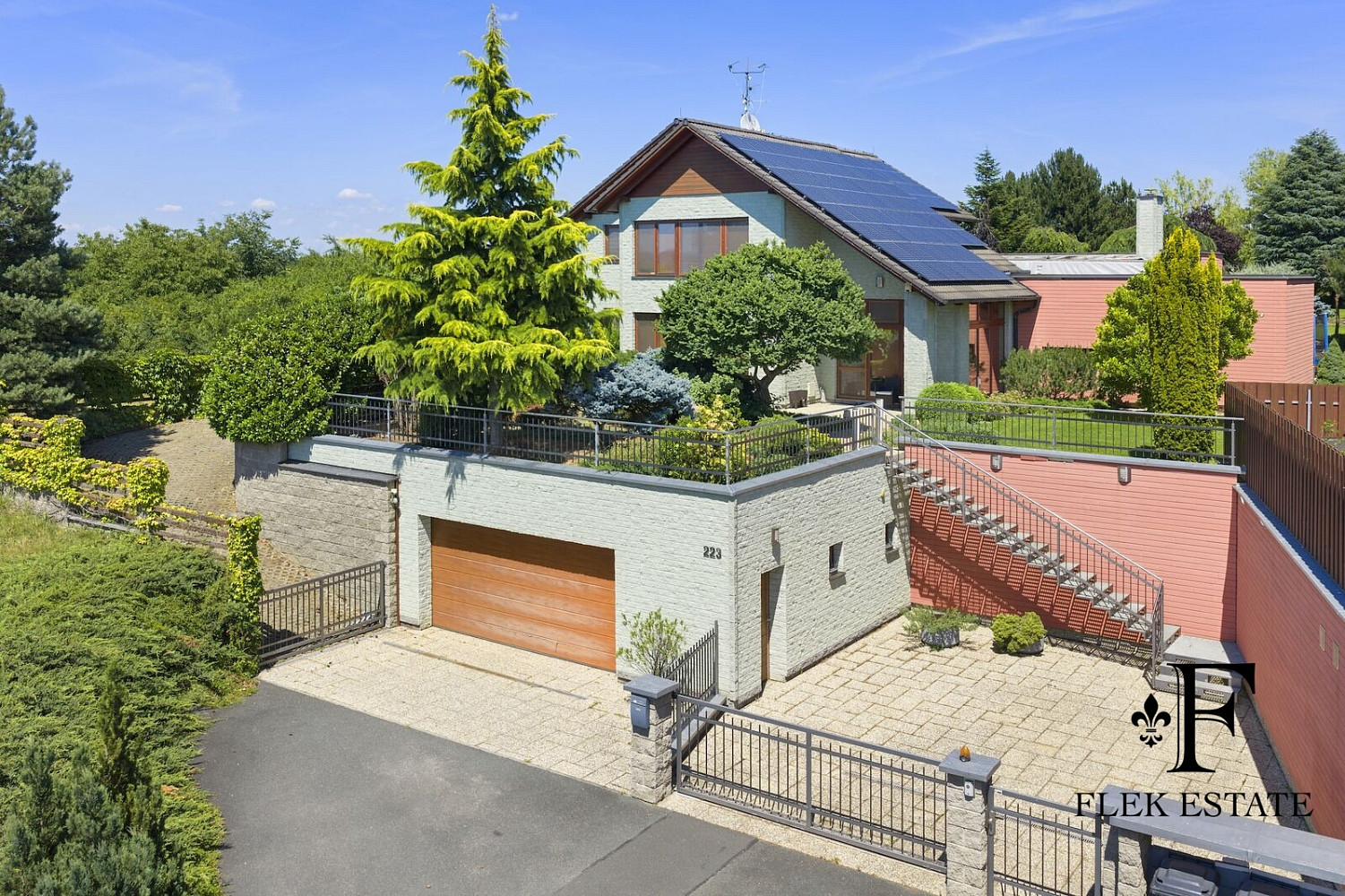 Prodej domu 371 m² s pozemkem 2 392 m²