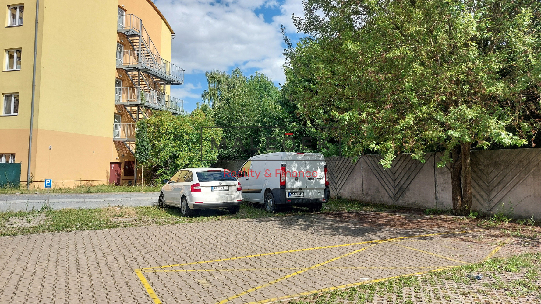 Prodej dvou parkovacích stání Klecany ul. V Honech
