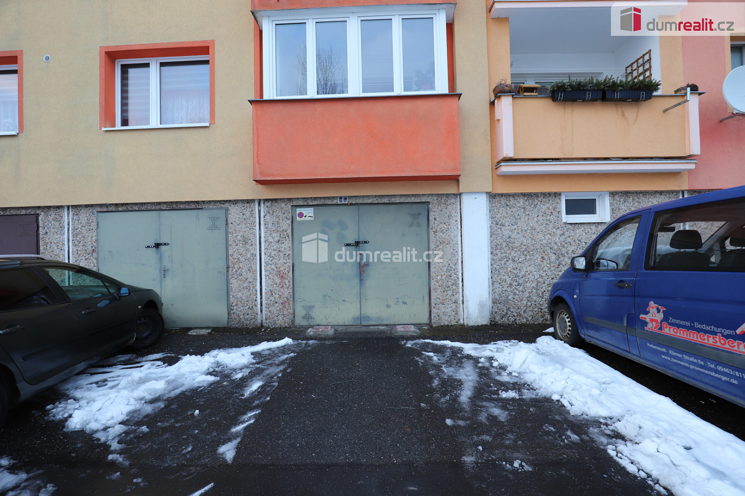 Garáž s elektřinou v přízemí panelového domu v hroznětíně u karlových varů — photo 2
