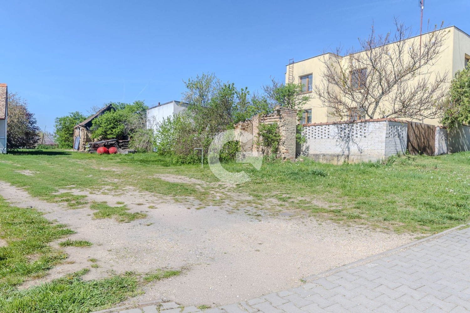 Pozemek 728 m² ve Vrbovci klidné místo pro výstavbu rodinného domu, kompletní sítě – pohled 3
