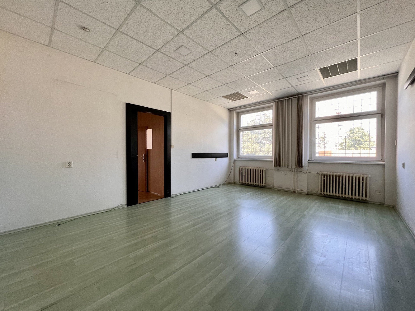 Pronájem kanceláře 98 m² – fotografie 4