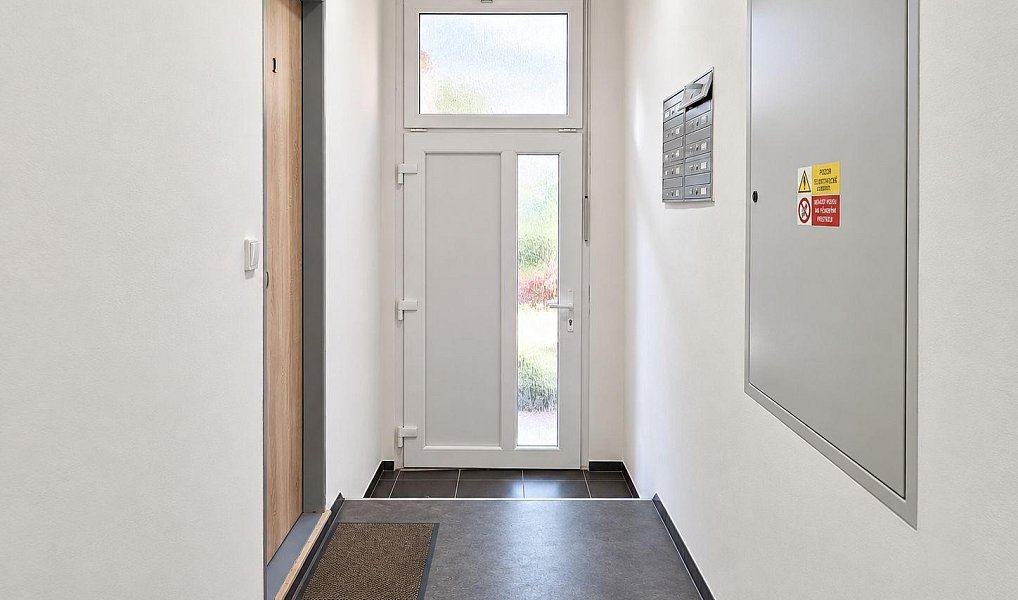 Pronájem bytu 1+1 45 m², Hrob – náhled fotky 9