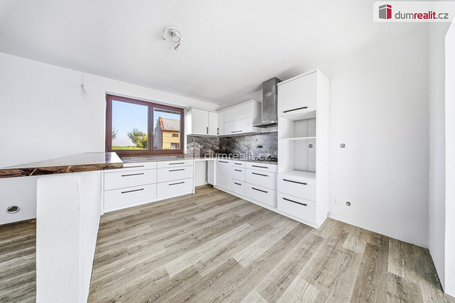 Prodej domu 220 m² s pozemkem 679 m² – fotografie 2