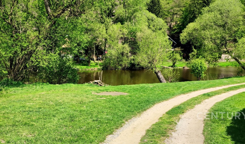 Prodej pozemku, 420 m², Benešov, Sázava