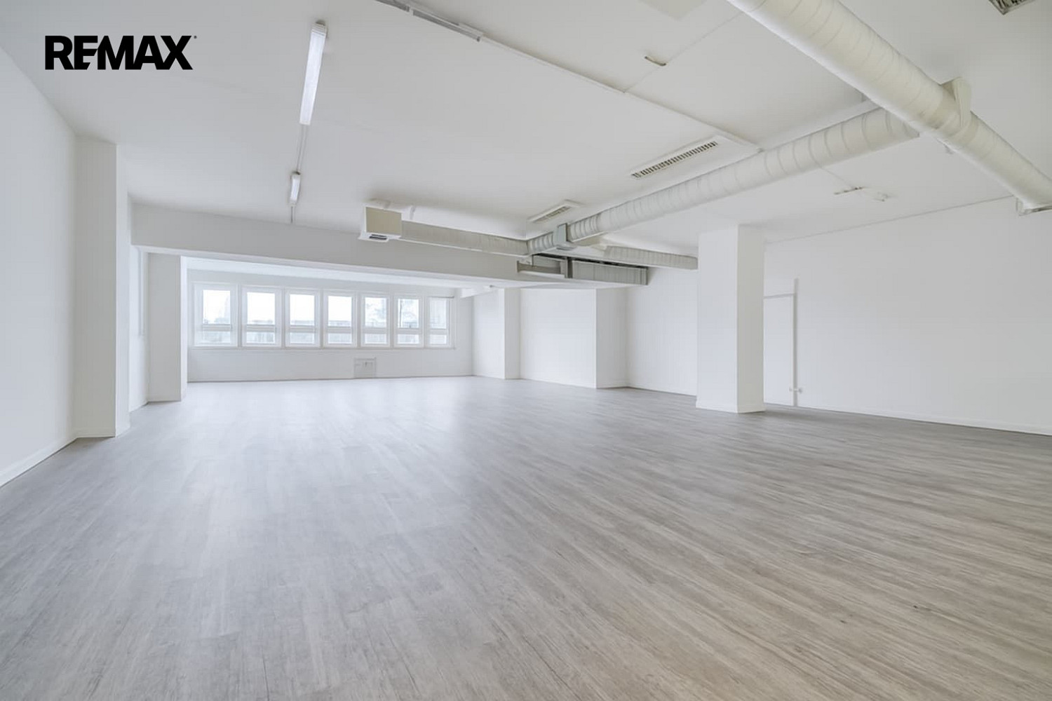 Pronájem obchodních prostor 200 m² – fotografie 2