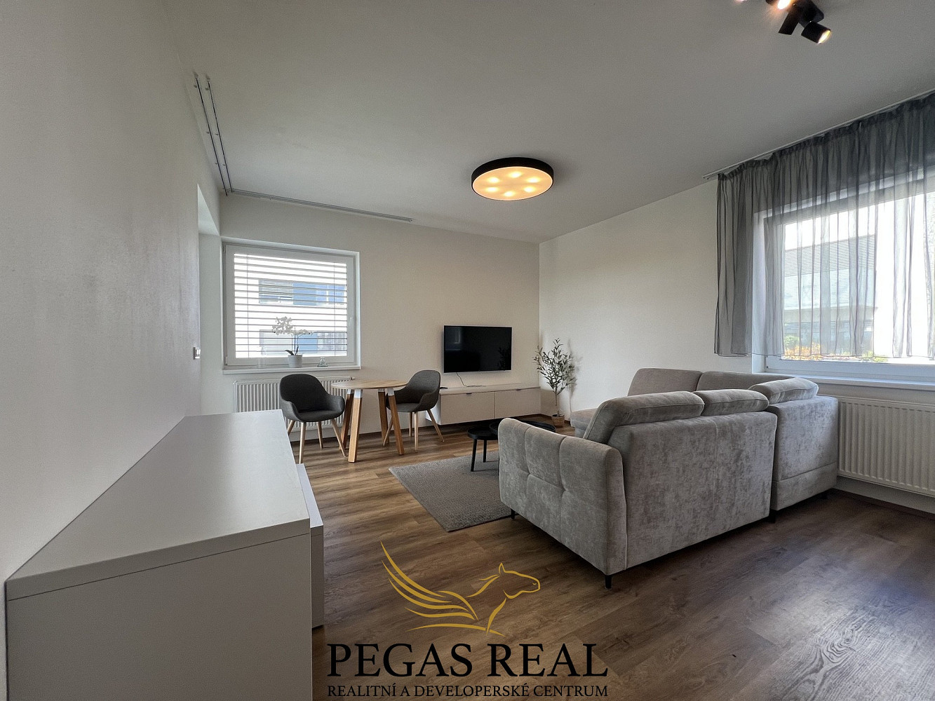 Pronájem bytu 2+kk 58 m² – fotografie 3