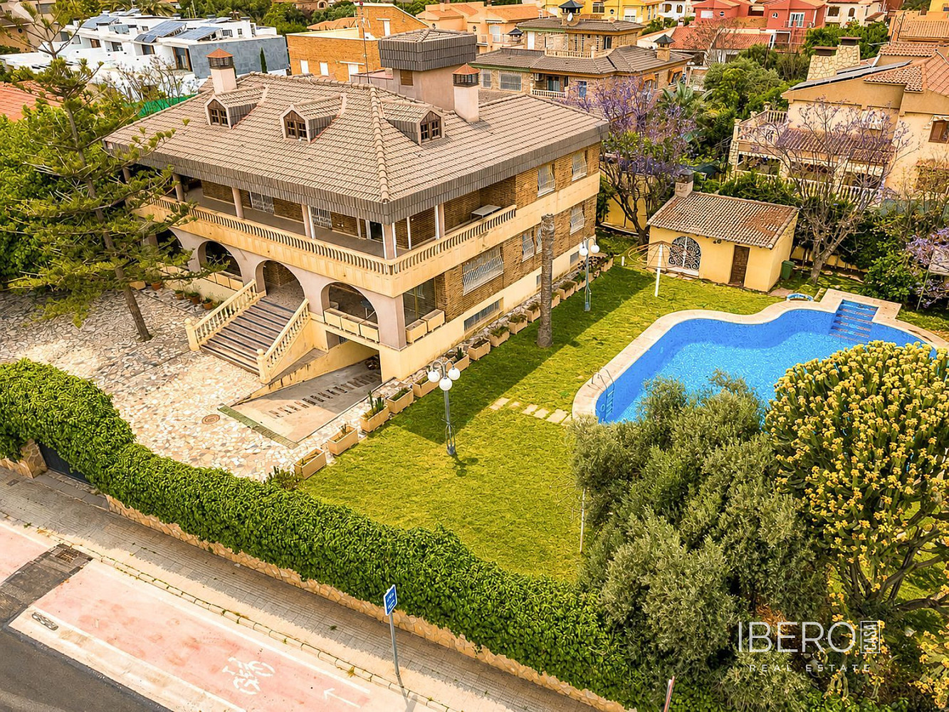 Prodej domu 665 m² s pozemkem 1 653 m²