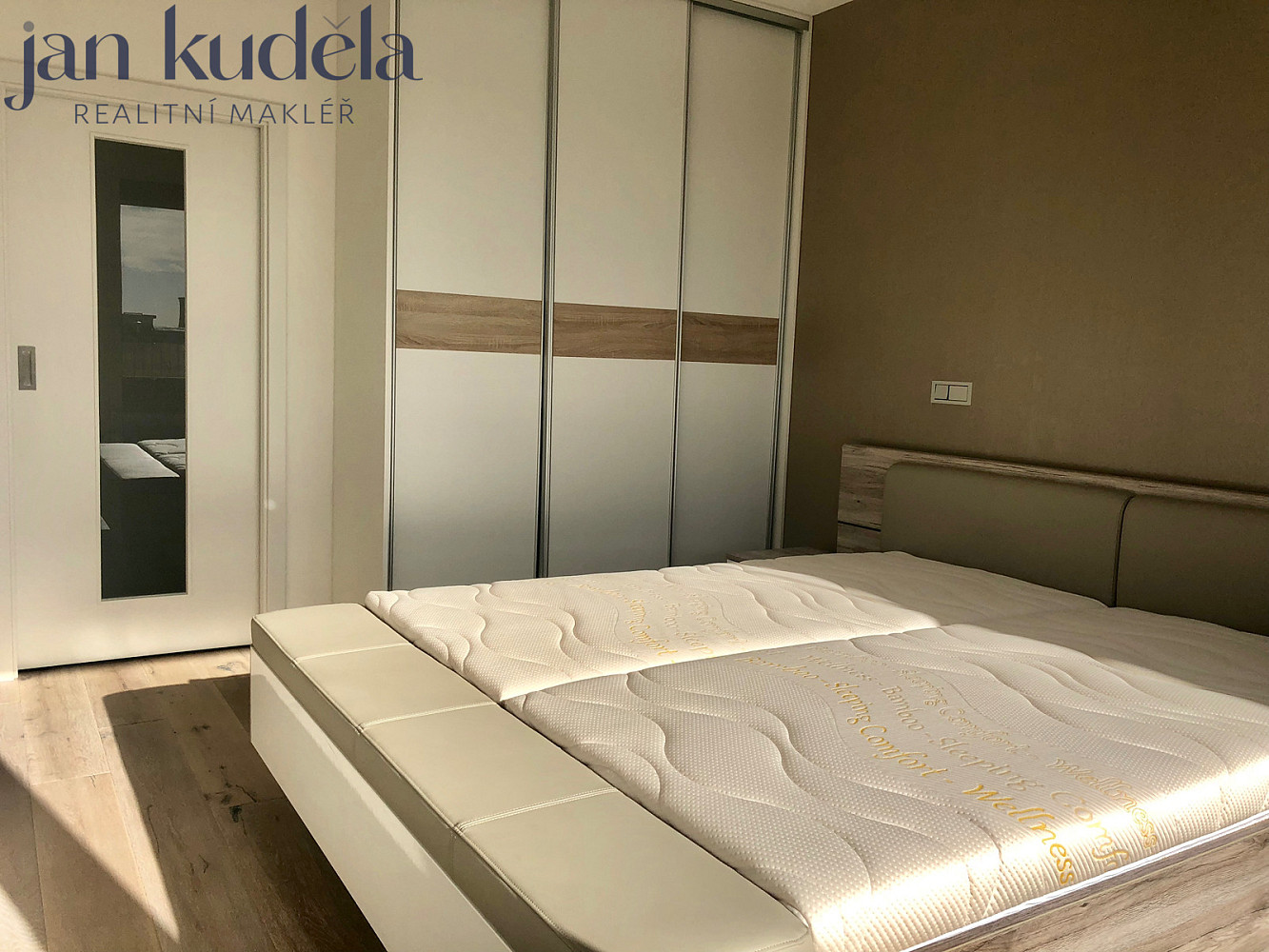 Pronájem bytu 3+kk 81 m² – pohled 2
