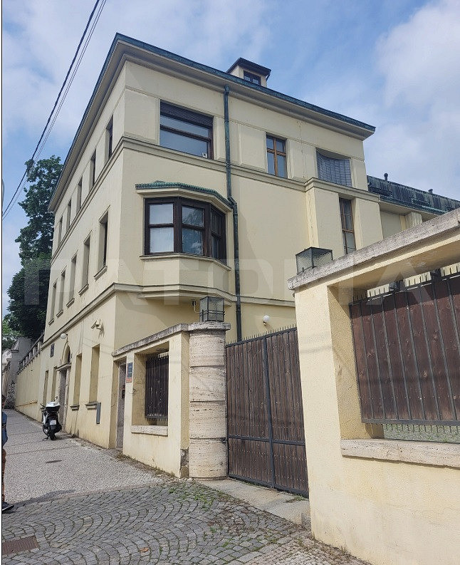 Nabízíme k pronájmu samostatný objekt 1.085 m², Holečkova ul., Praha 5