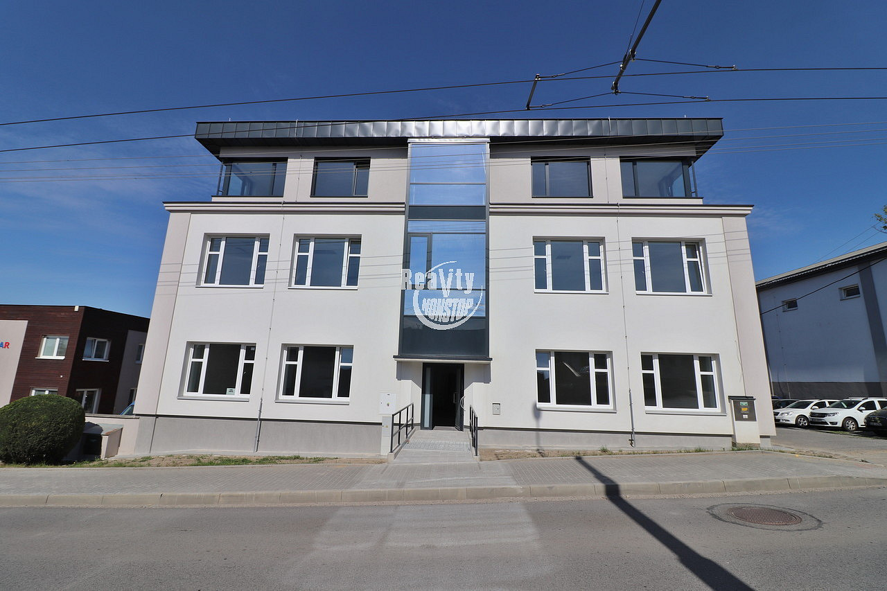 Pronájem skladovacích prostor 584 m²