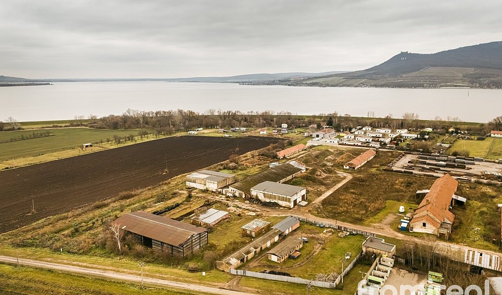 Prodej komerčního pozemku 9 422 m², Strachotín – náhled fotky 2