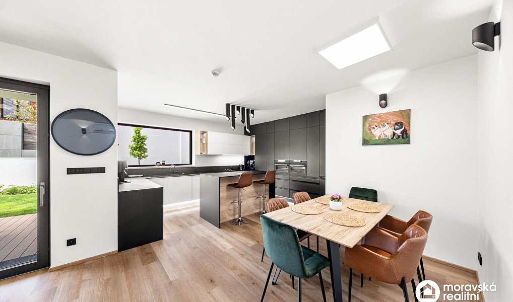 Prodej domu 199 m² s pozemkem 700 m², Hajany – náhled fotky 10