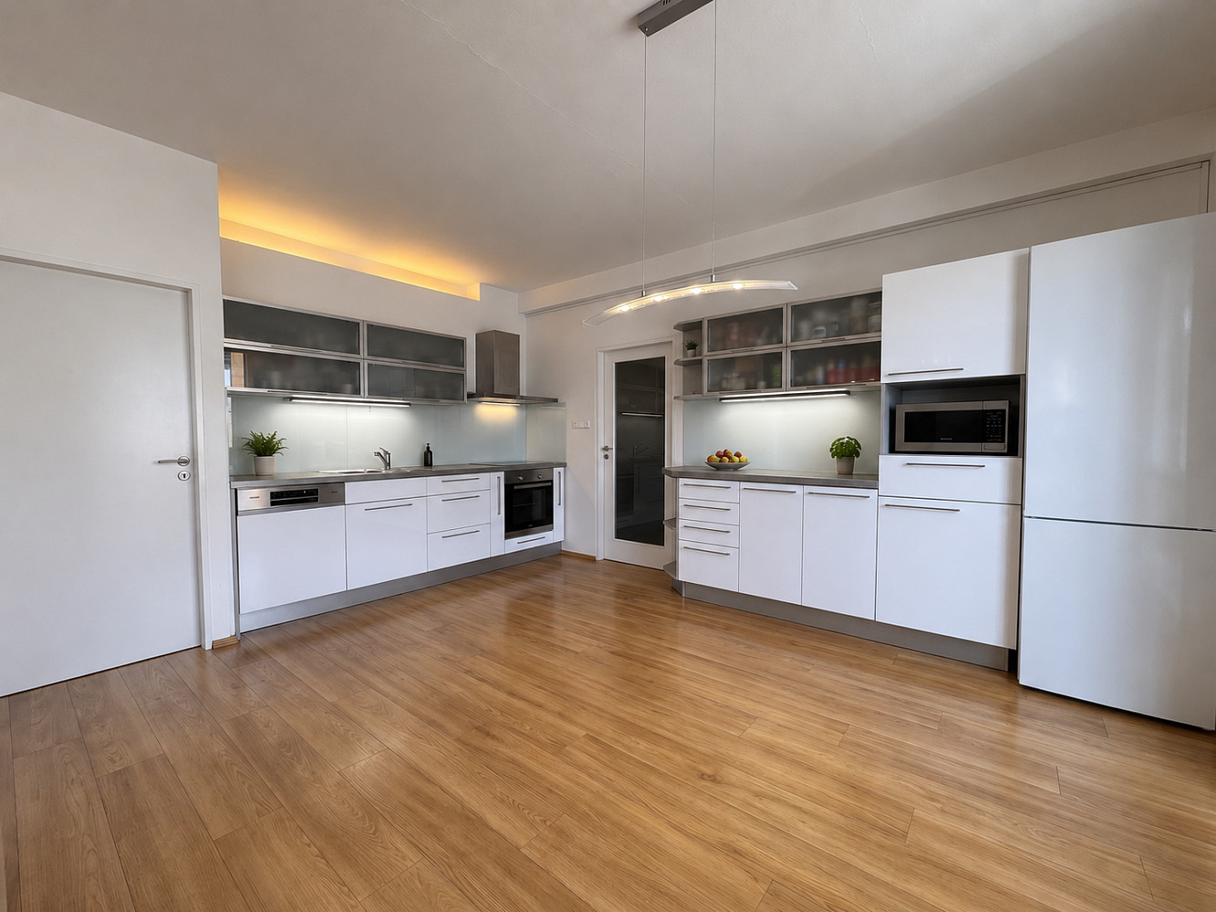 Pronájem bytu 3+kk 72 m² — photo 2