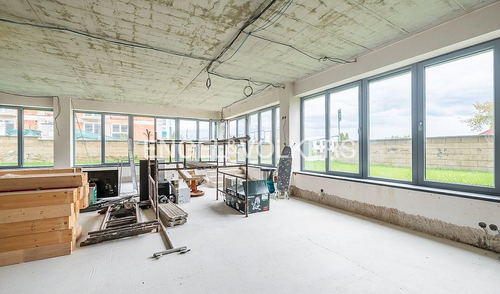 Pronájem obchodních prostor 260 m², Jesenice – náhled fotky 3