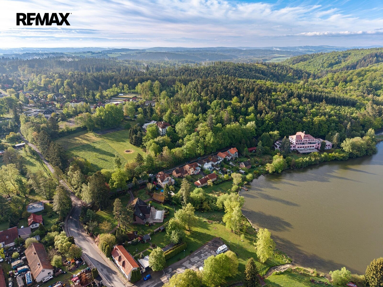 Výjimečný stavební pozemek v Jevanech u Prahy jen 140 m od vody