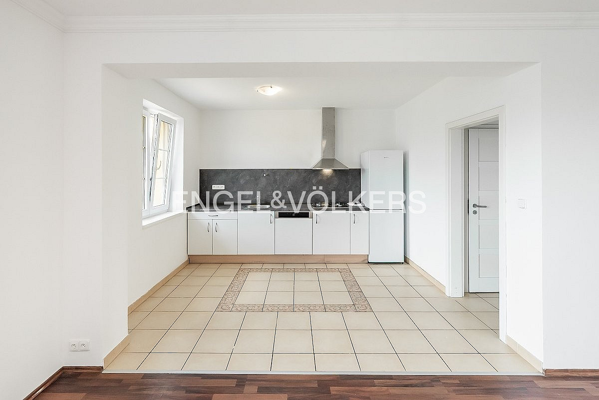 Pronájem domu 185 m² s pozemkem 288 m² — photo 2
