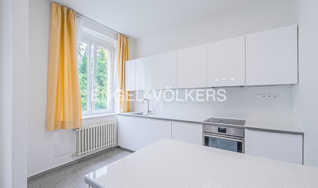 Pronájem bytu 4+1 149 m², Praha – náhled fotky 2