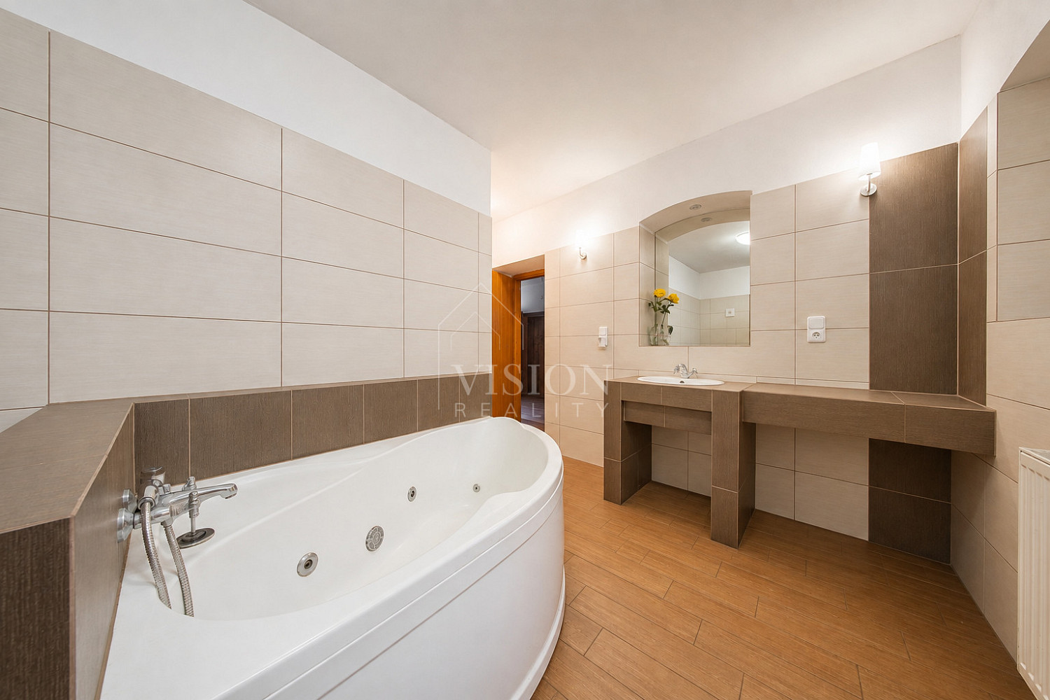 Prodej domu 2 225 m² s pozemkem 900 m² – fotografie 2