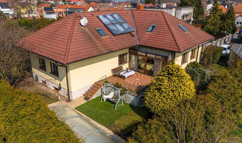 Prodej domu 286 m² s pozemkem 722 m², Veleň – náhled fotky 2