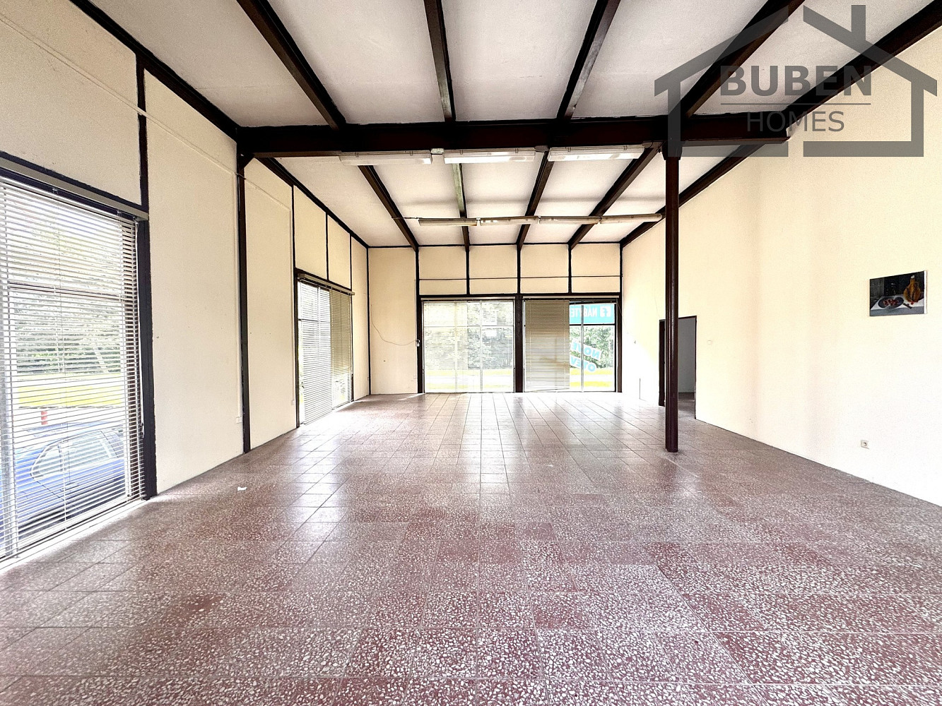 Prodej obchodních prostor 375 m² – fotografie 3