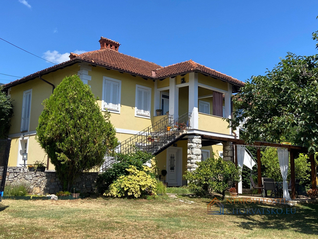Prodej domu 200 m² s pozemkem 897 m² - Aanzicht 2