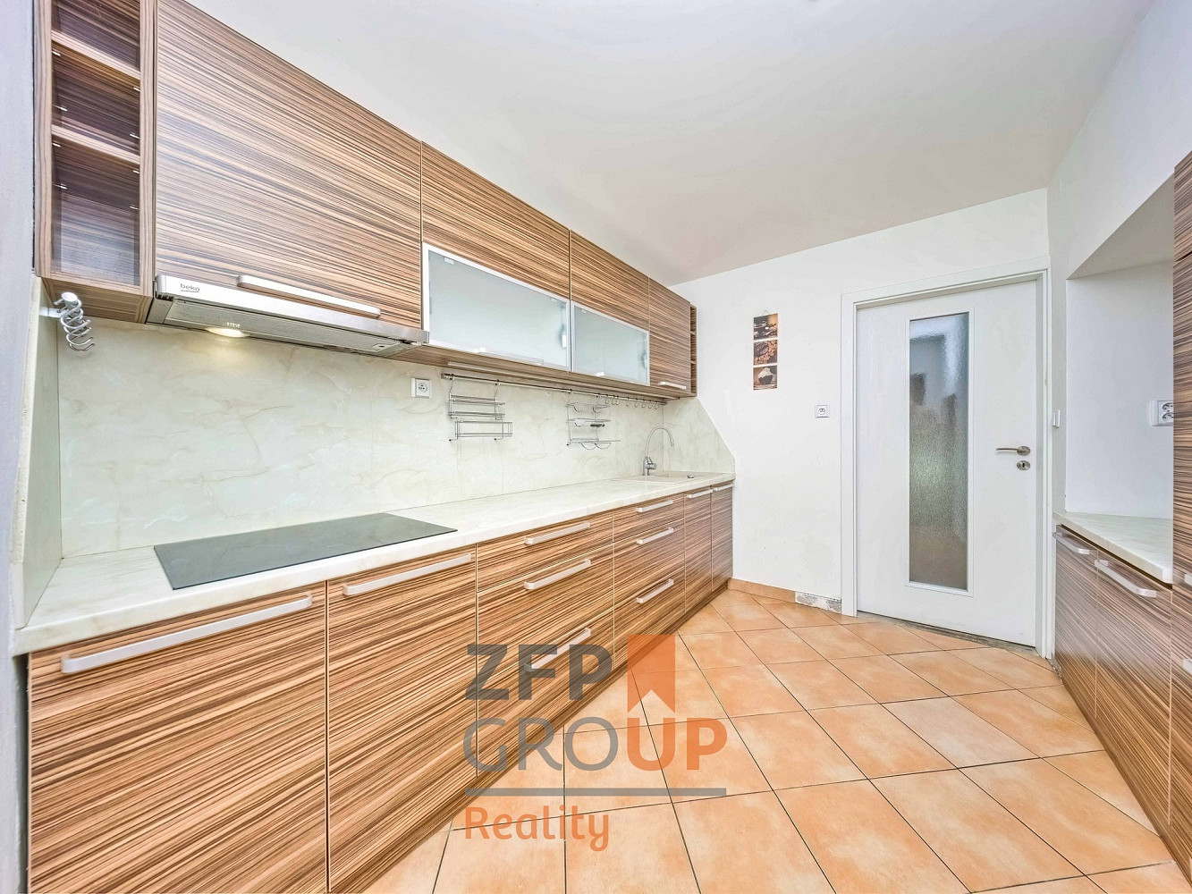 Prodej domu 227 m² s pozemkem 889 m² – fotografie 2