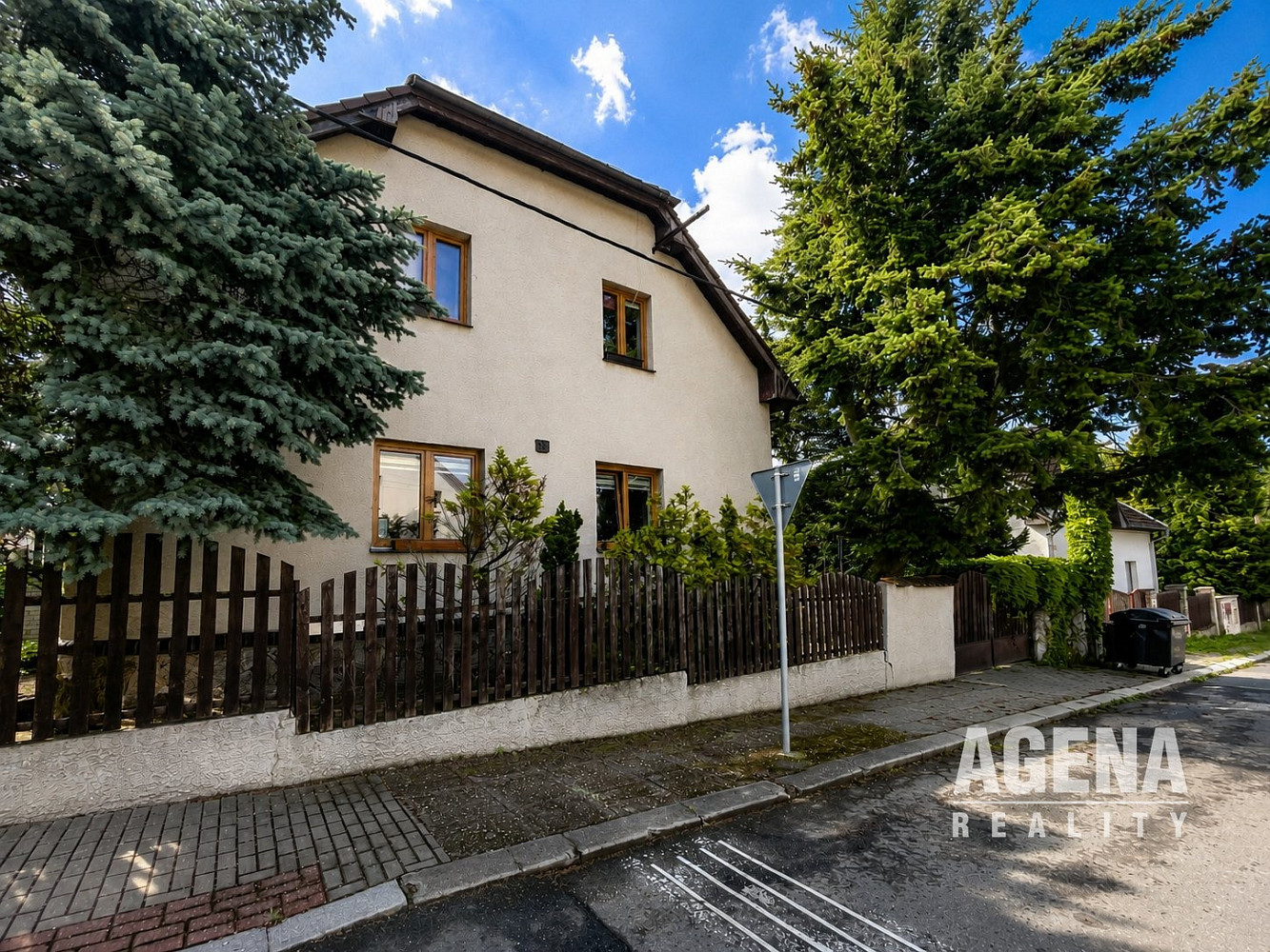 Prodej domu 330 m² s pozemkem 480 m² – pohled 2