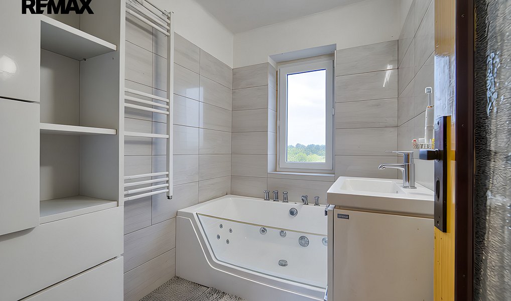 Prodej domu 250 m² s pozemkem 800 m², Královice – náhled fotky 2