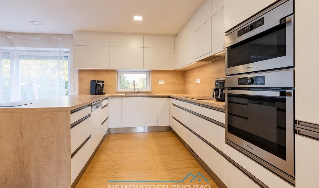 Prodej domu 220 m² s pozemkem 1 436 m², Chvalovice – náhled fotky 2