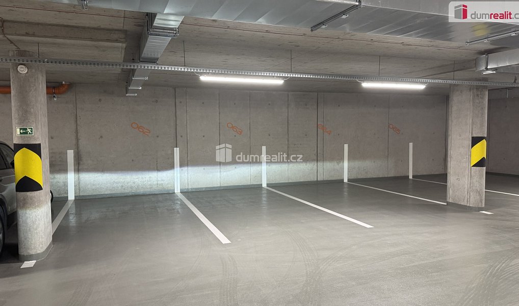 Garážové stání vč. el. přípojky pro el. auta P-5 U komína 369, Praha – náhled fotky 2