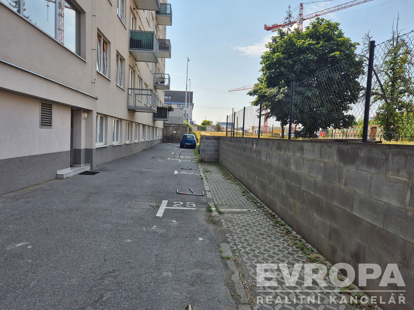 Pronájem venkovních vyhrazených parkovacích stání Praha 10, Strašnice – fotografie 2