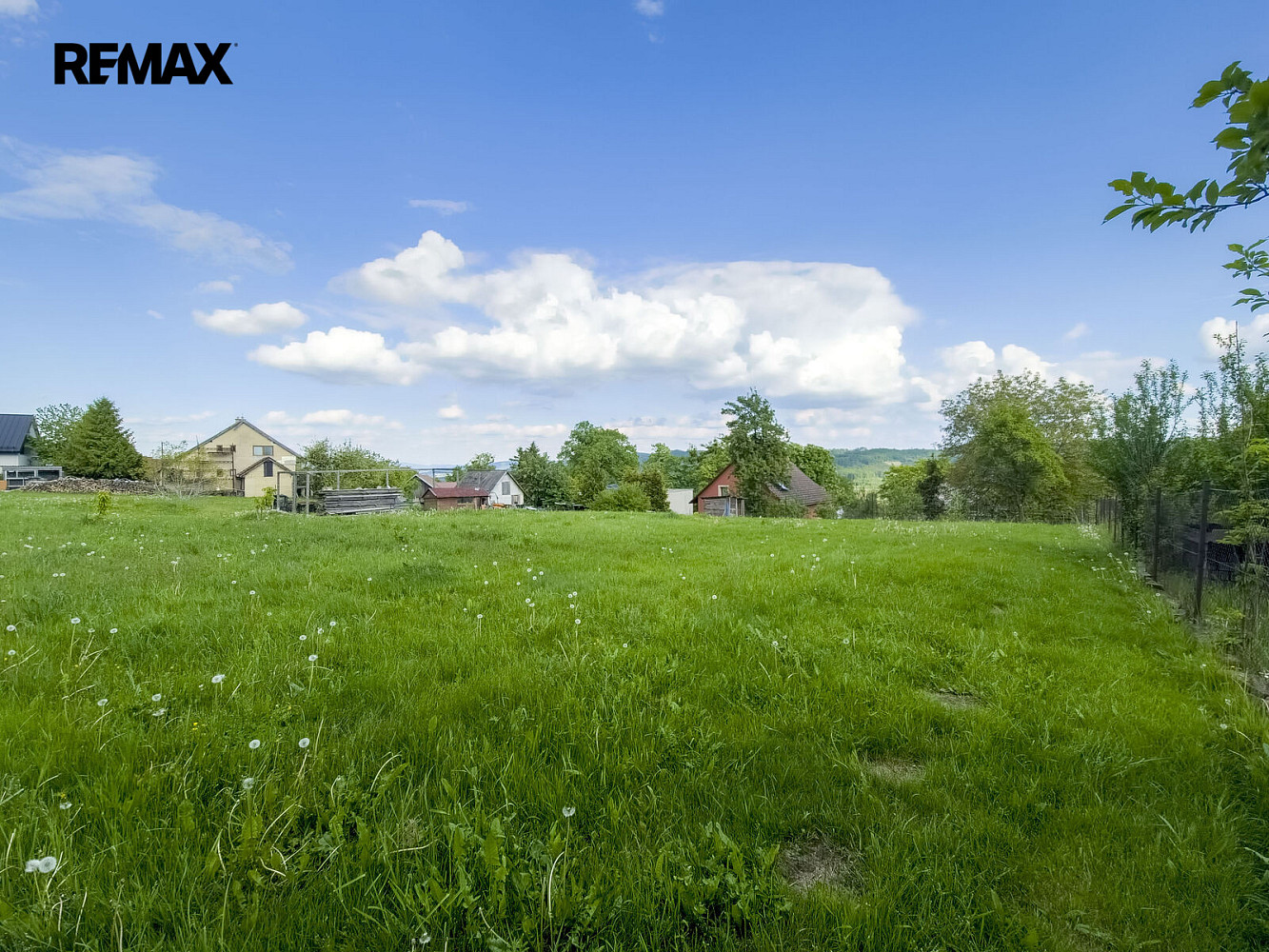 Prodej stavebního pozemku 966 m² – fotografie 3