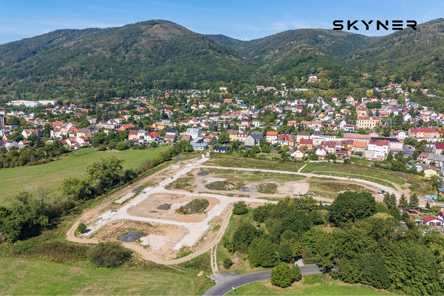 Prodej stavebního pozemku 826 m² – fotografie 2