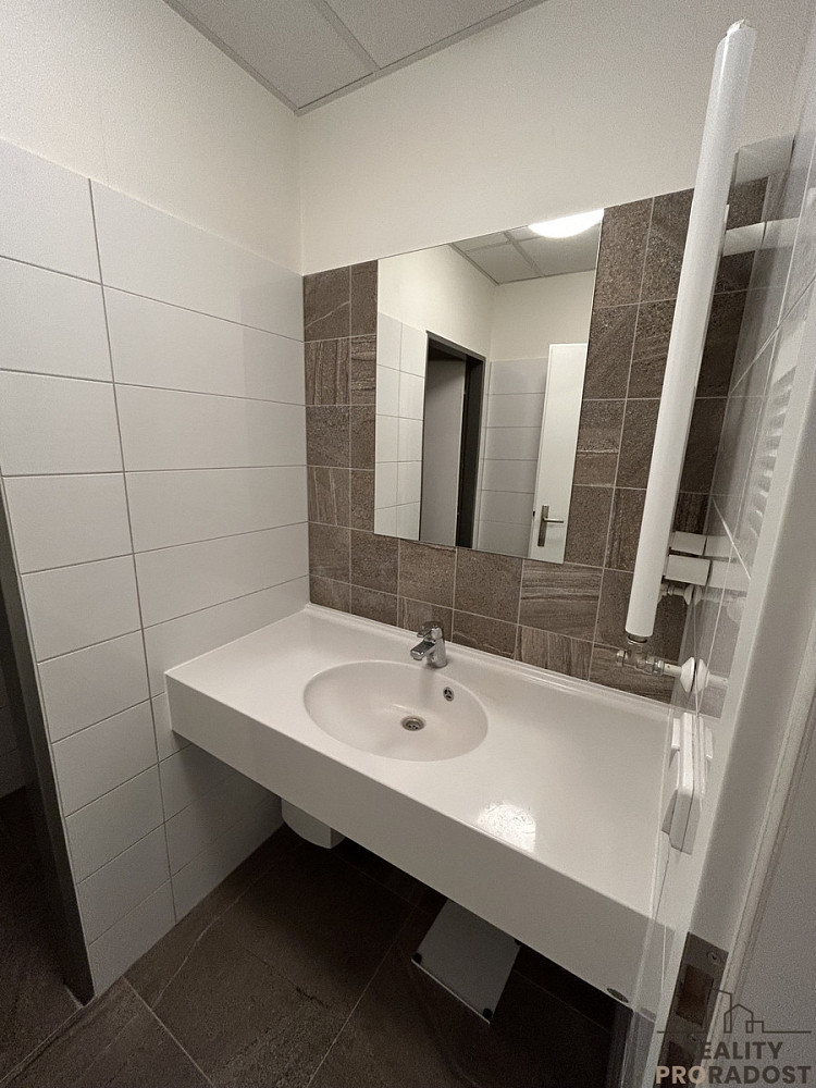 Pronájem kanceláře 104 m² – fotografie 3