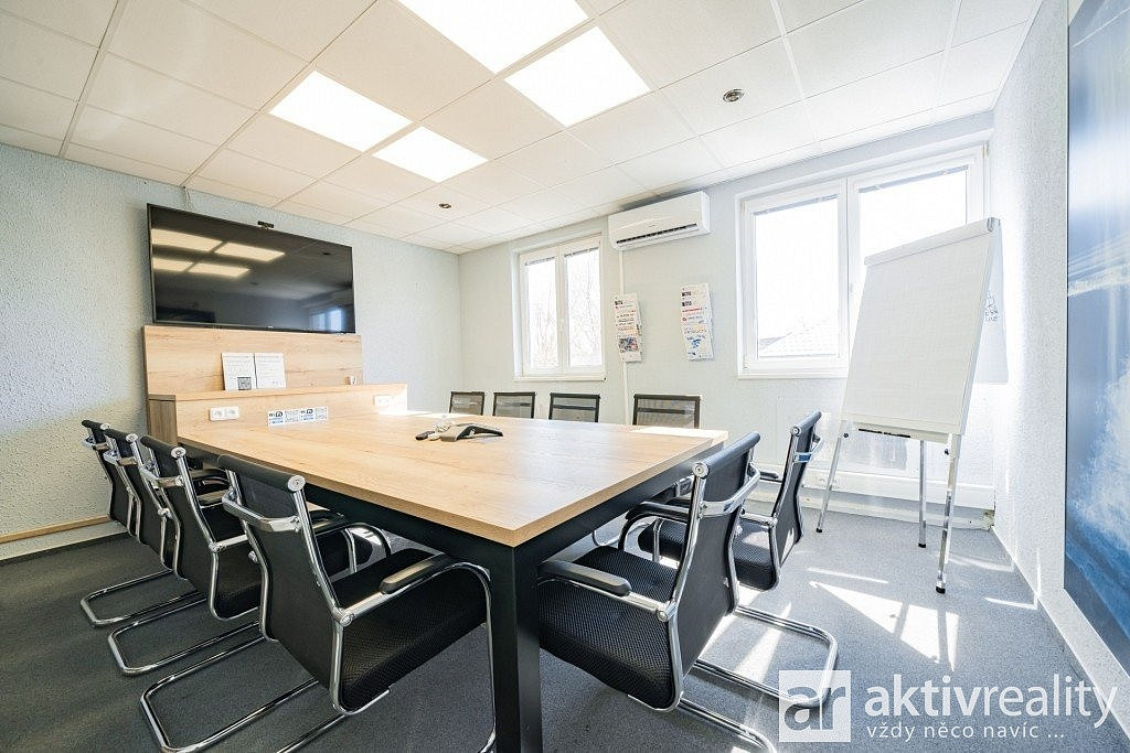 Pronájem kanceláře 240 m²