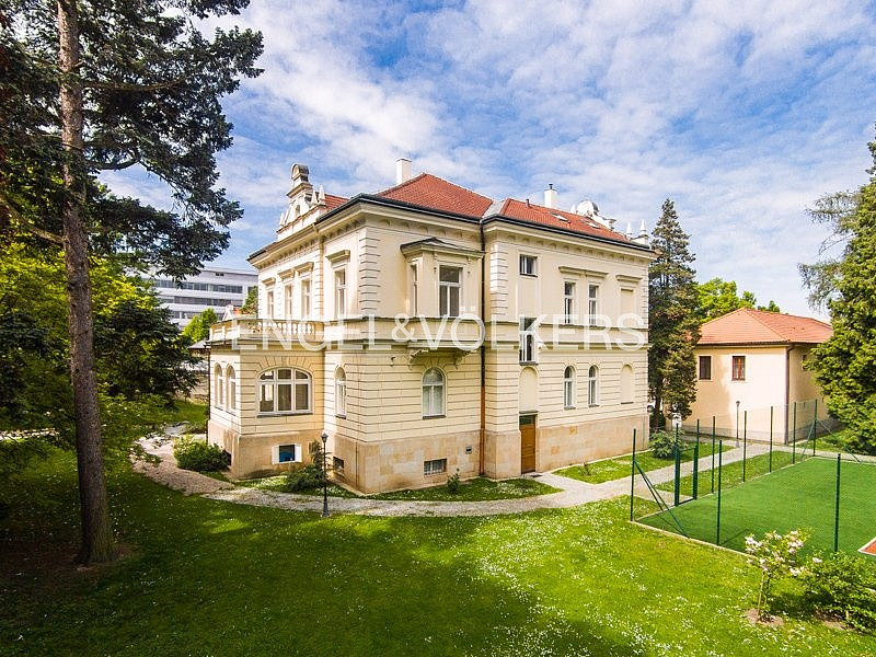 Pronájem kanceláře 827 m²