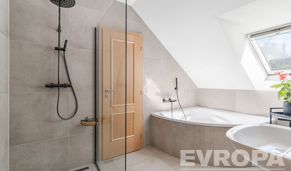 Prodej domu 225 m² s pozemkem 1 197 m², Hybrálec – náhled fotky 13