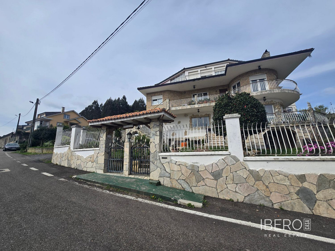 Prodej domu 1 411 m² s pozemkem 885 m²