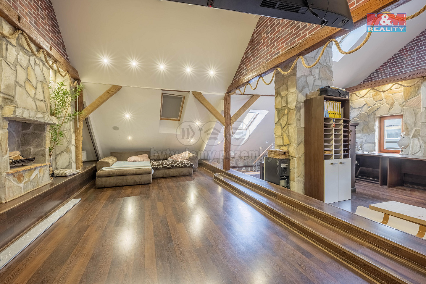 Prodej domu 280 m² s pozemkem 302 m² – fotografie 2