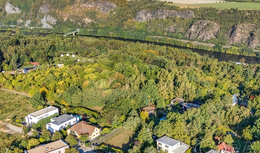 Prodej stavebního pozemku 2 115 m², Husinec – náhled fotky 2