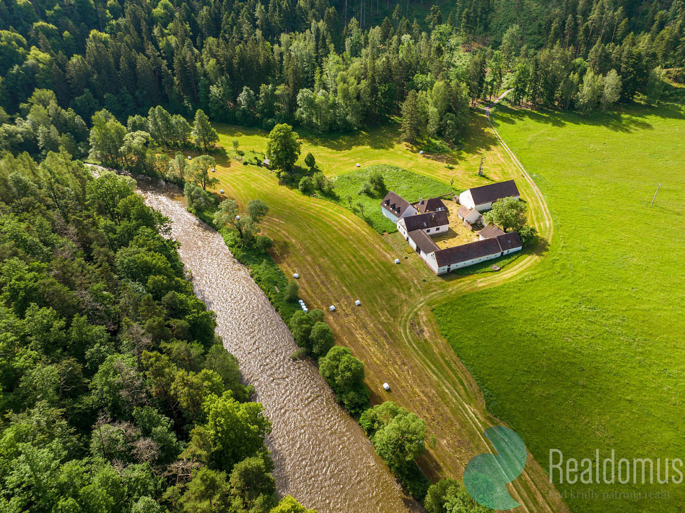 Prodej zemědělského objektu 1 300 m² — photo 2