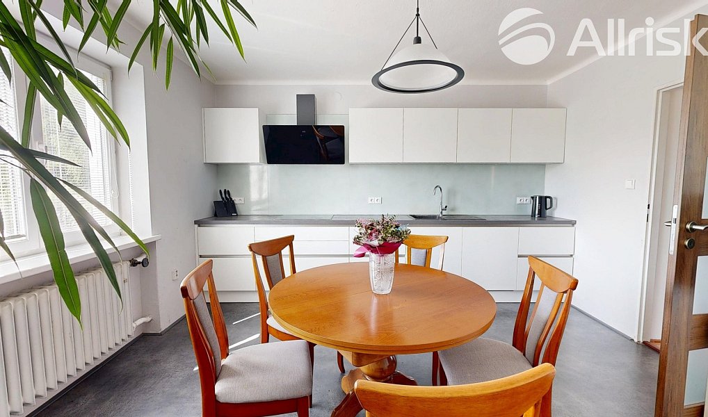 Prodej domu 252 m² s pozemkem 747 m², Dolní Benešov – náhled fotky 2