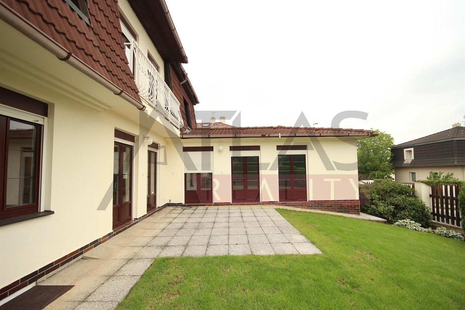 Pronájem domu 365 m² s pozemkem 650 m² – fotografie 2