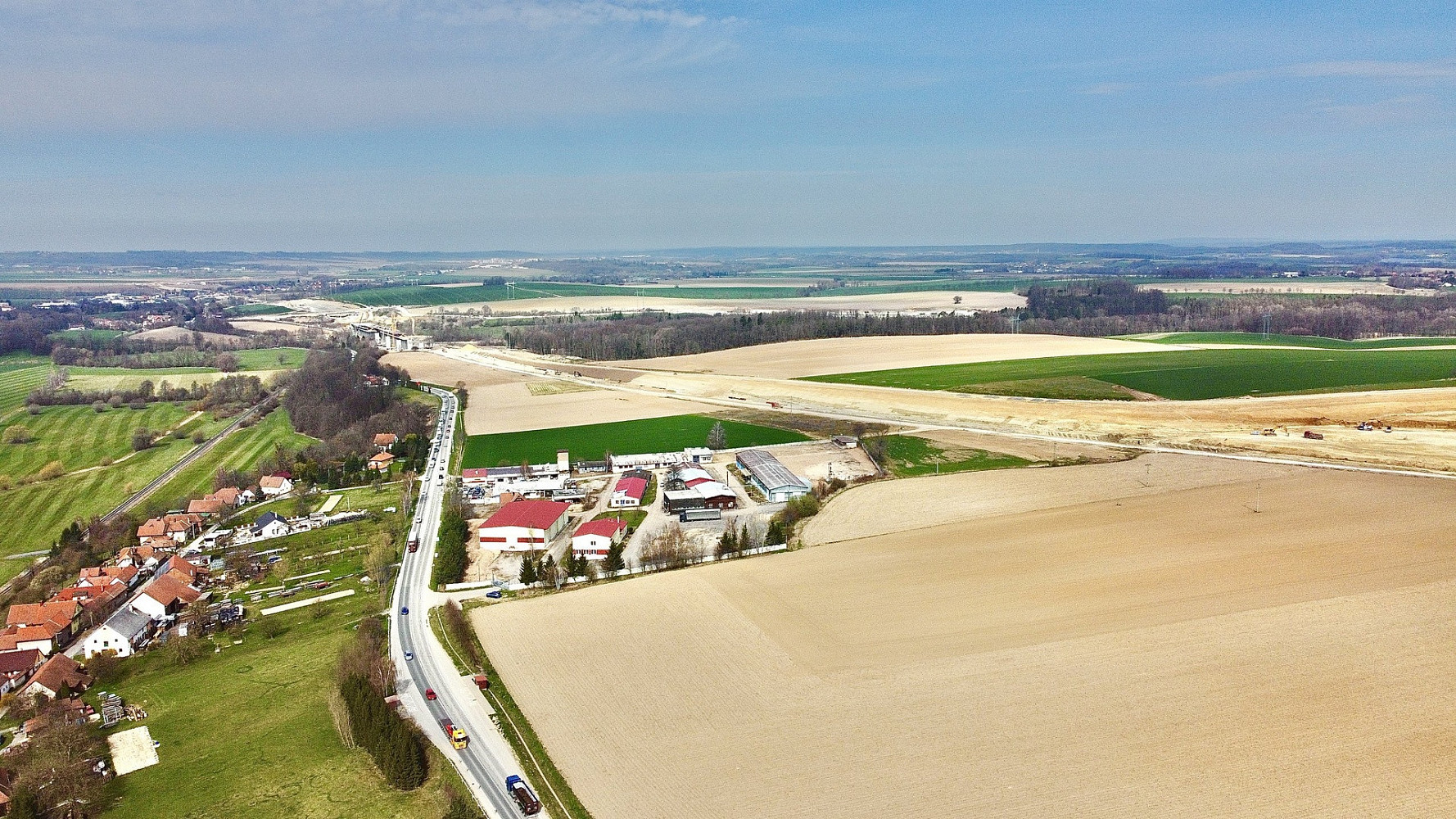 Prodej komerčního pozemku 30 000 m² – pohled 2