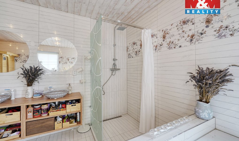 Prodej ubytovacího objektu 359 m², Strážov – náhled fotky 8